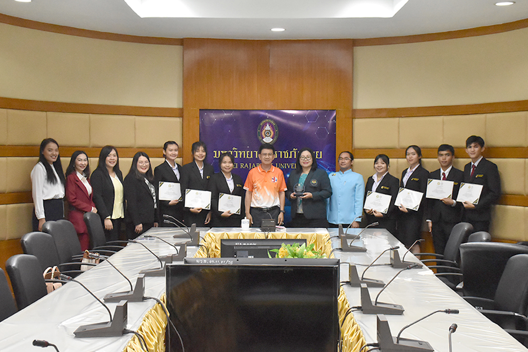 อธิการบดีมหาวิทยาลัยราชภัฏเลย ร่วมแสดงความยินดีกับนักศึกษาสาขาวิชาภาษาไทยได้รับโล่รางวัล